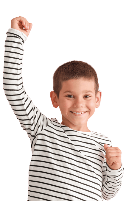 Niño con brazo hacia arriba con cara feliz